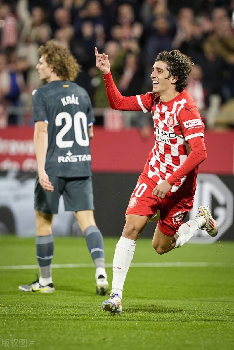 比利亚雷亚尔训练开放日，今晚门线救险引欢呼，欧篮联在即，赛季目标并未改变